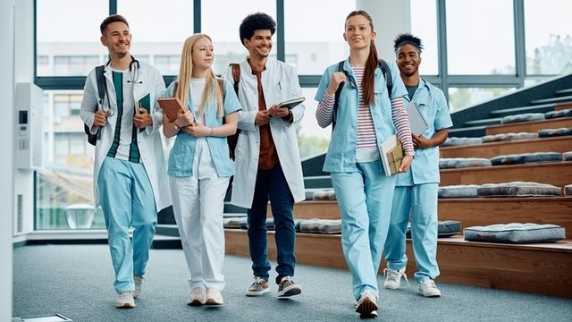 grupo de estudiantes saliendo de un aula universitaria después de una conferencia