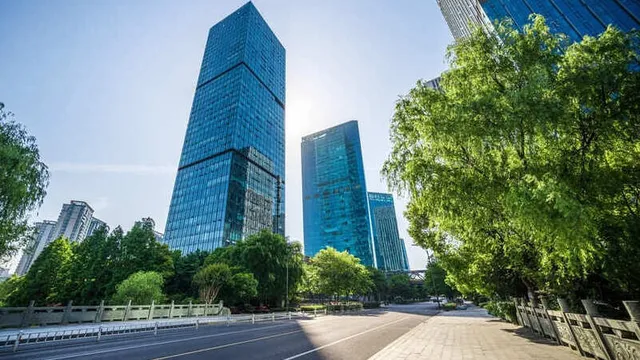 fotografía de un paisaje urbano con edificios y vegetación