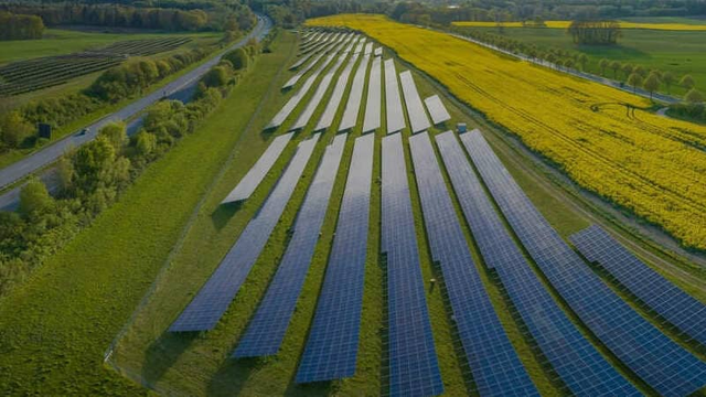 fotograf&iacute;a &aacute;rea de un parque solar en una explanada verde