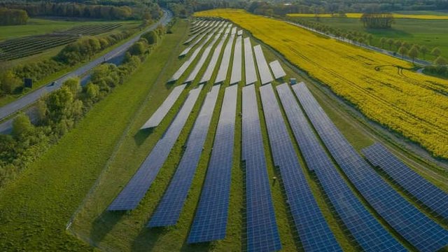 fotografía área de un parque solar en una explanada verde