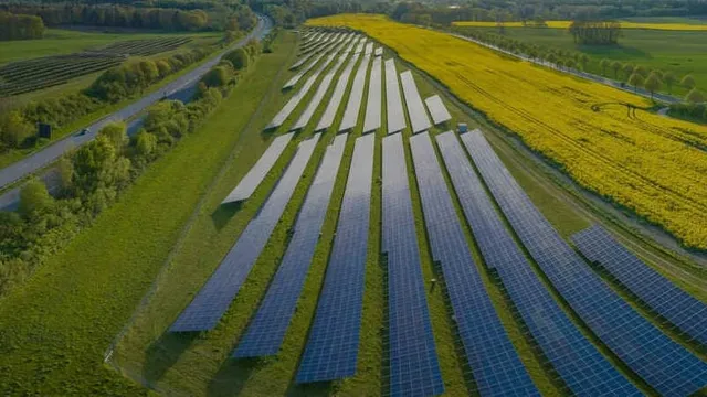 fotografía área de un parque solar en una explanada verde