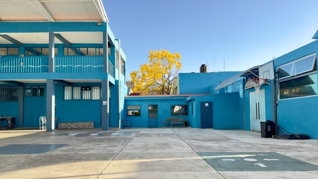 patio de un colegio pintado de azul