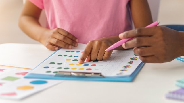 aprender colores y formas a través de actividades prácticas en un entorno de aula