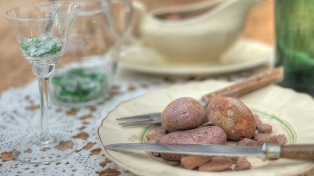 plato con piedras sobre una mesa