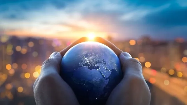 Imagen de unas manos sosteniendo una bola del mundo