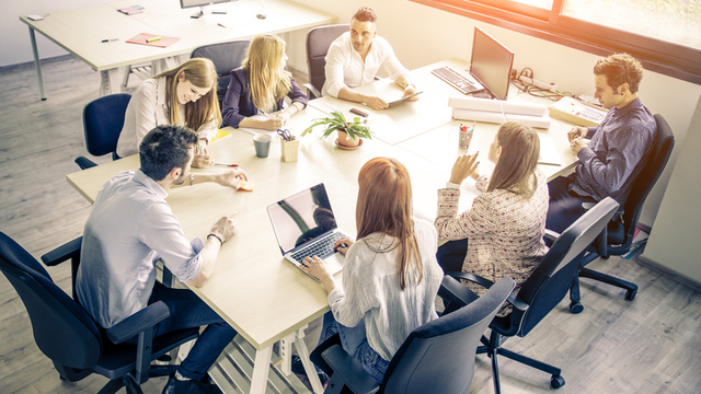 personas mantienen una reunión de trabajo alrededor de una mesa en la sala de una oficina