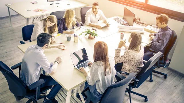 personas mantienen una reunión de trabajo alrededor de una mesa en la sala de una oficina