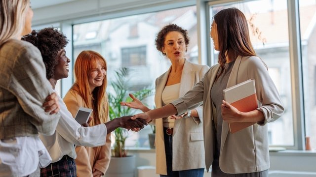 persona dando la bienvenida a la empresa a un equipo de becarios