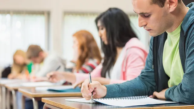 estudiantes realizando un examen de selectividad, pau, evau, ebau