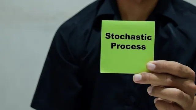 persona sosteniendo un papel donde hay escrito "procesos estocásticos"