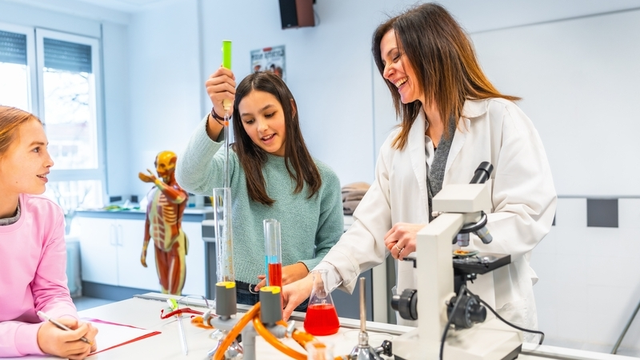 estudiantes de secundaria que aprenden biología con su profesora