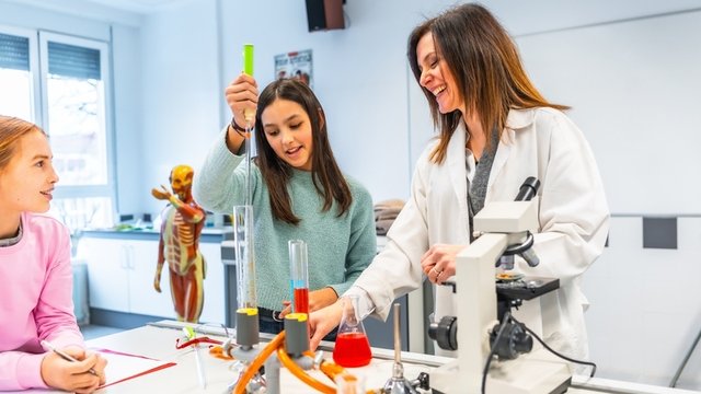 estudiantes de secundaria que aprenden biología con su profesora