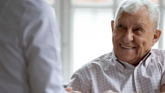 psic&oacute;logo tratando a una persona de la tercera edad