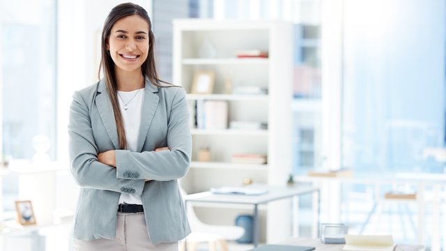 Persona femenina, sonrisa y gestión de recursos humanos para empresa corporativa o bufete de abogados en la ciudad de Nueva York