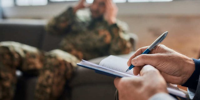 psicólogo militar realizando evaluación