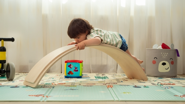 ni&ntilde;a peque&ntilde;a jugando en una sala de psicomotricidad