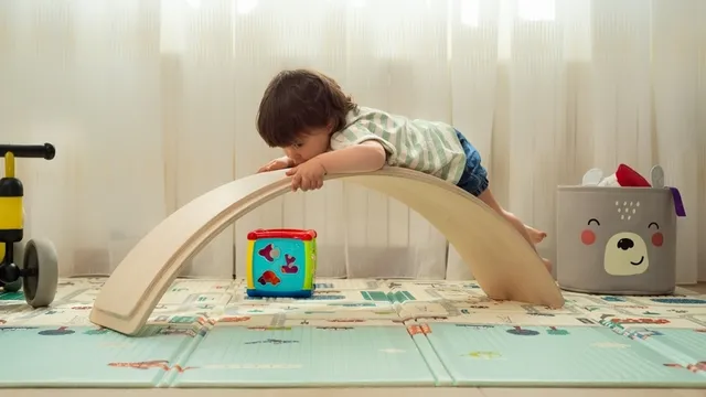 niña pequeña jugando en una sala de psicomotricidad