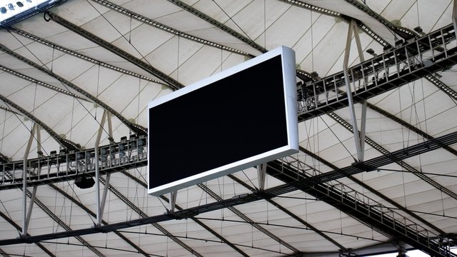 pantalla de un estadio deportivo instalado encima de los stands