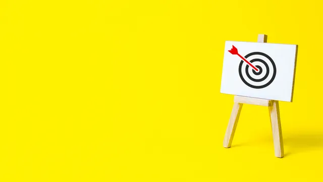 imagen de una diana sobre fondo amarillo