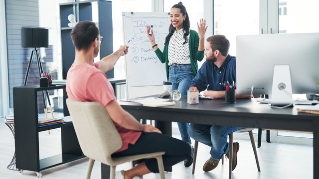 equipo de agencia de marketing trabajando en una lluvia de ideas