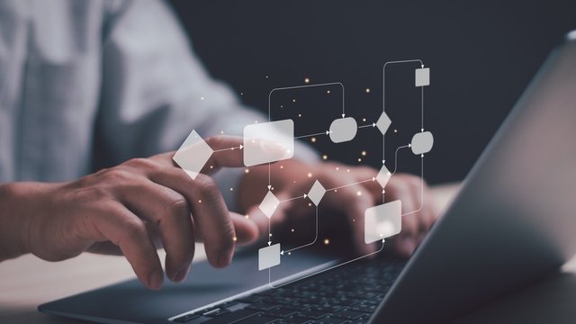 empresario muestra una pantalla virtual en la que aparece un diagrama de flujo