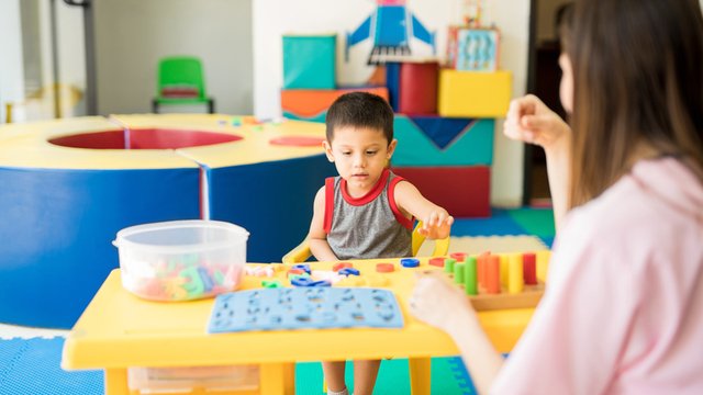 niño pequeño recibiendo terapia lingüística