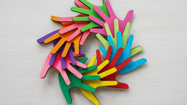 círculo de palmas de la mano de colores simbolizando la diversidad