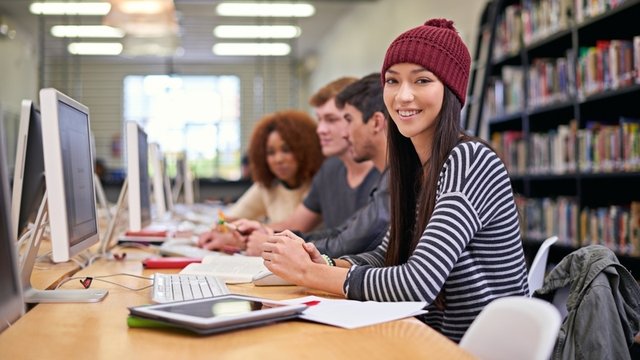 grupo de estudio en la biblioteca de un campus universitario