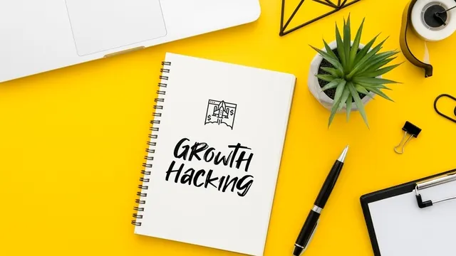 libreta sobre una mesa amarilla que tiene escritas las palabras "growth hacking" escritas en mayúsculas en la portada