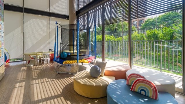 una colorida ludoteca con vistas al exterior