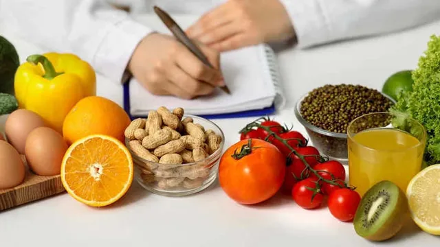 profesional con diferentes tipos de nutrientes en la mesa