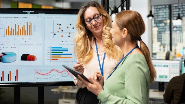 El equipo de negocios femenino en una sesión informativa simboliza la eficiencia en la oficina moderna, revisando los análisis para refinar la visión y los objetivos de la empresa. Profesionalismo y feminismo corporativo.