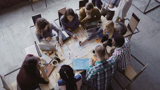 un grupo de personas mantiene una reunión de trabajo en una sala