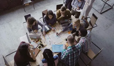 un grupo de personas mantiene una reunión de trabajo en una sala
