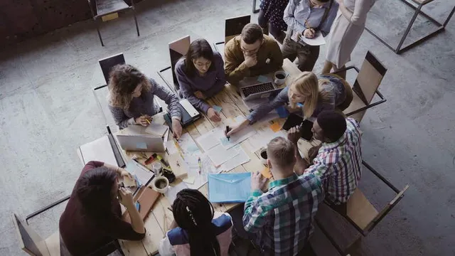 un grupo de personas mantiene una reunión de trabajo en una sala