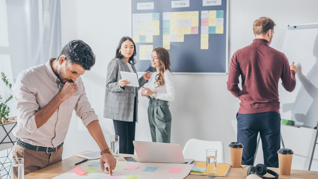 scrum master trabajando con su equipo