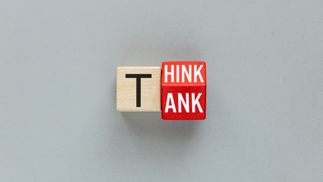 dados de madera forman la expresi&oacute;n "think tank"