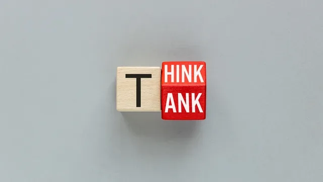 dados de madera forman la expresión "think tank"