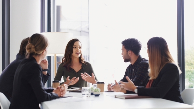 Encuentro, comunicación y business people en oficina con negociación financiera, trato o propuesta. Asociación, colaboración y gerentes financieros con clientes, inversión y trabajo en equipo para su revisión