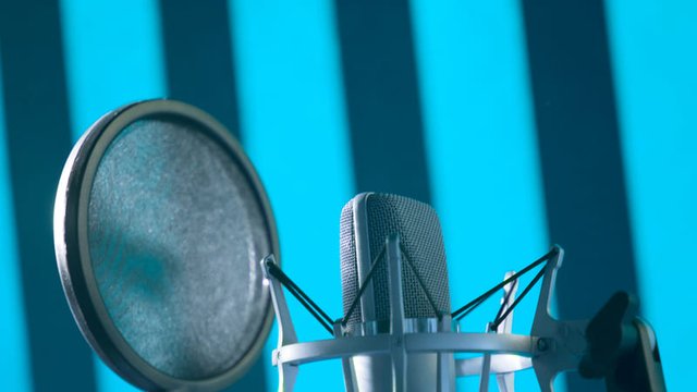 plano de detalle del micrófono de locución en un estudio de grabación de sonido