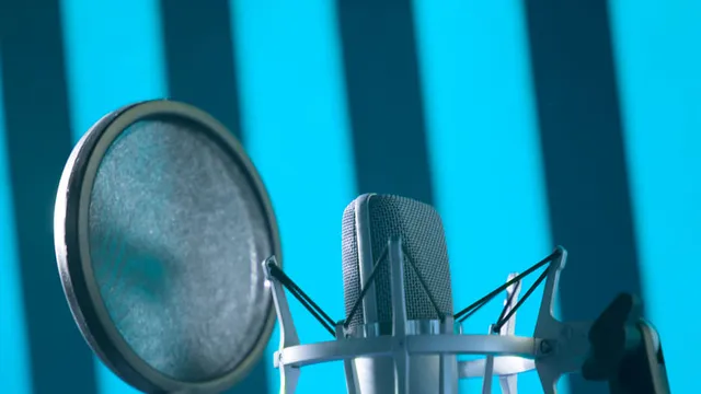 plano de detalle del micrófono de locución en un estudio de grabación de sonido