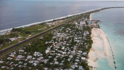 atardecer y pista de aterrizaje en zona de playa