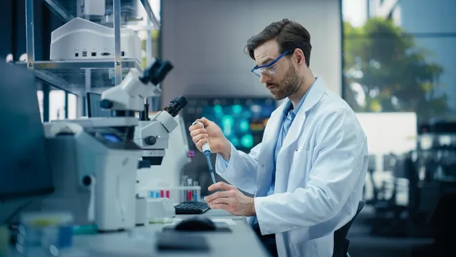 farmacéutico trabajando con unas muestras en un laboratorio de investigación