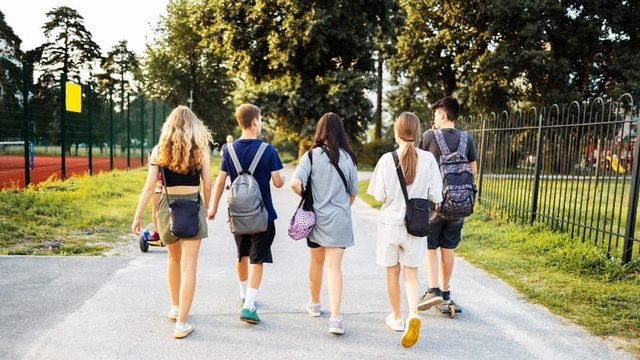 estudiantes de secundaria a la salida del instituto