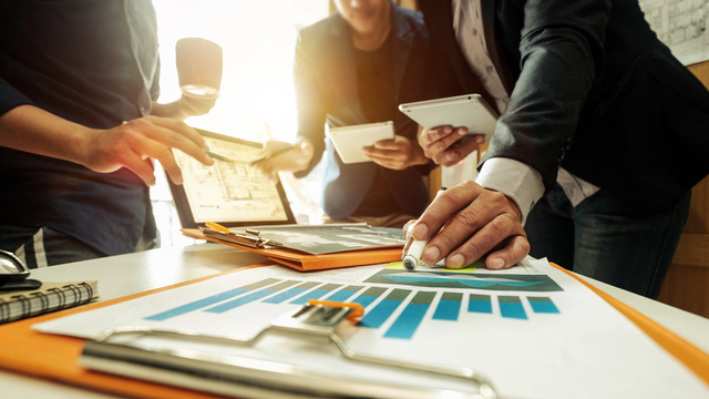 reuni&oacute;n de trabajo donde se est&aacute;n analizando los ratios financieros de la empresa