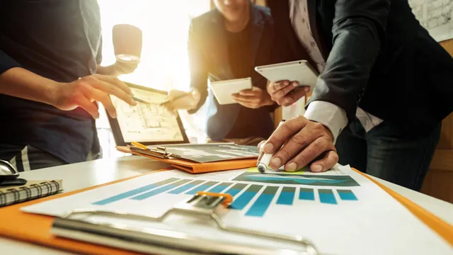 reunión de trabajo donde se están analizando los ratios financieros de la empresa