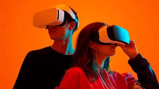 Dos personas usando gafas de realidad virtual