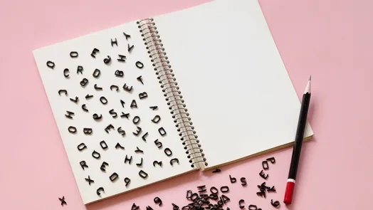 letras del alfabeto latino dispersas sobre la página de un cuaderno
