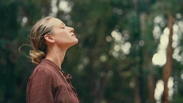 mujer respirando con la técnica 4-7-8