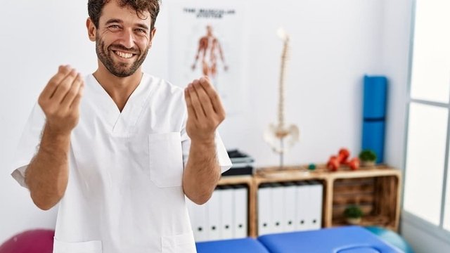 fisioterapeuta haciendo un gesto con las manos de dinero